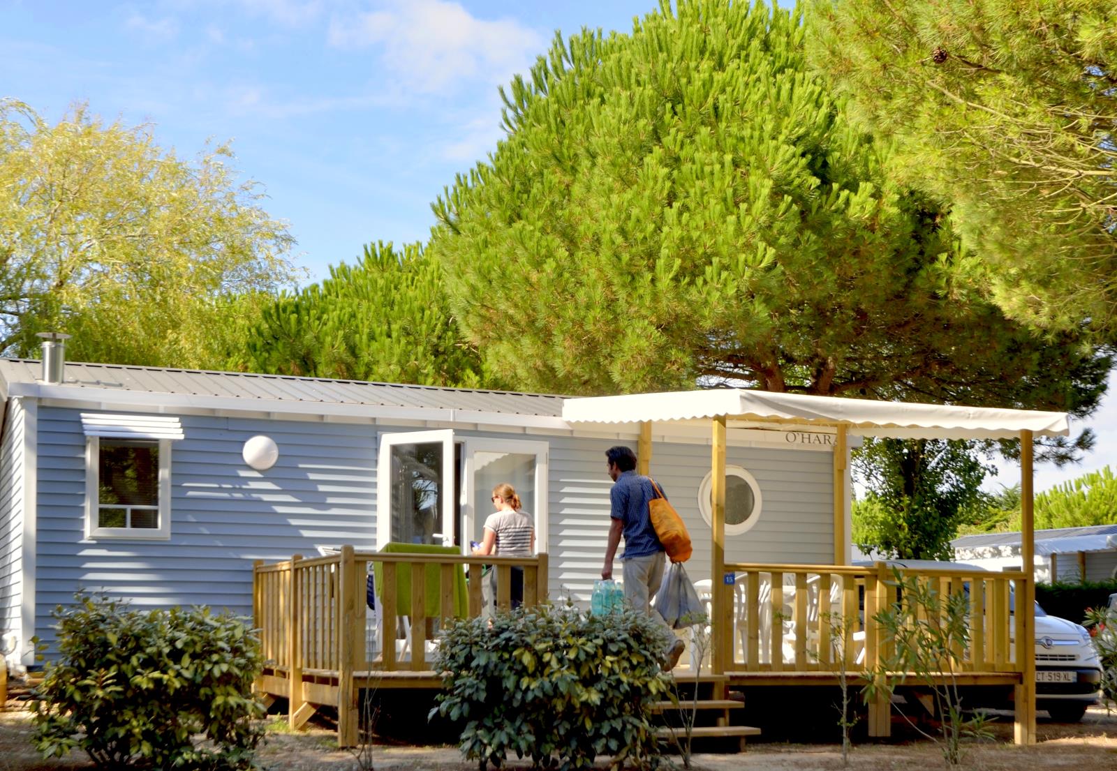 Stacaravan Comfort 27.5m² (2 slaapkamers) + half overdekt terras + TV